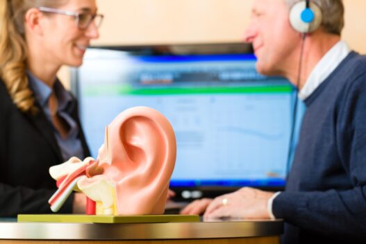 Mand med dårlig hørelse der får lavet en høretest